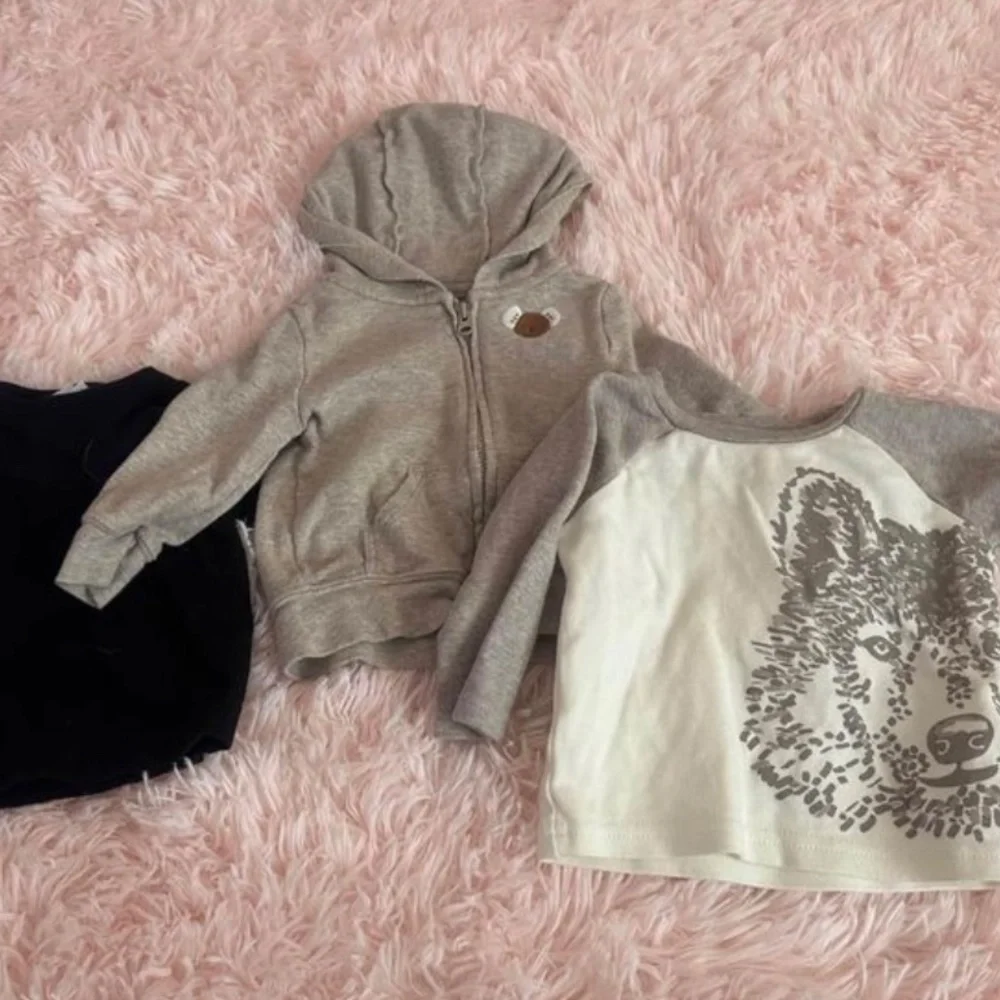 Baby Clothes & Sleepers - Picture 5 of 9